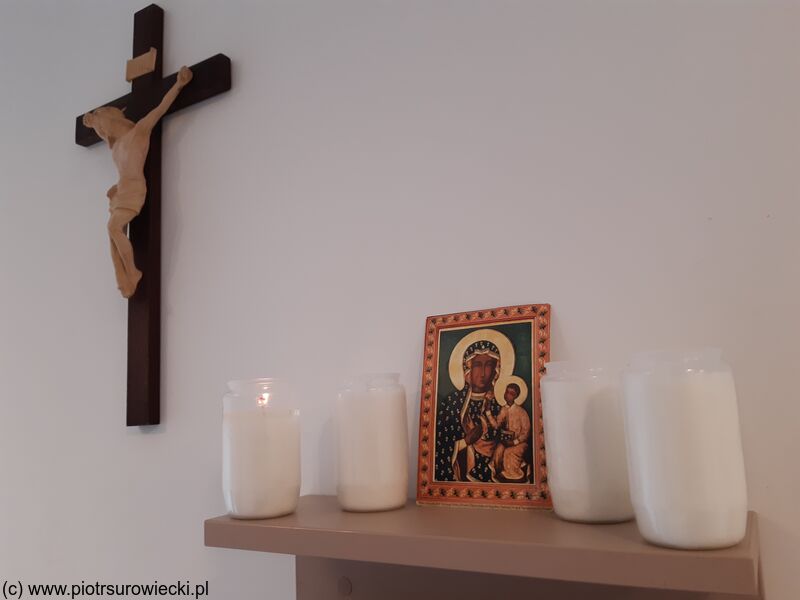 Domowy ołtarzyk: cztery świece, krzyż i MB Częstochowska