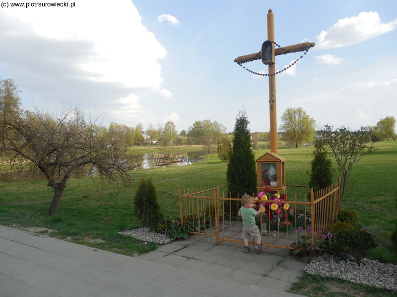 Przydrożna kapliczka - krzyż z zawieszonym nań Różańcem