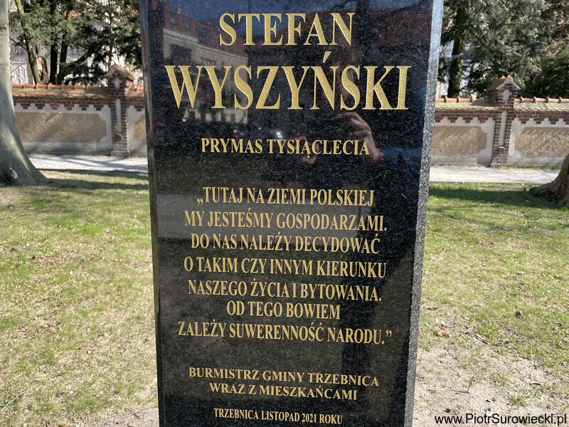 Napis na cokole